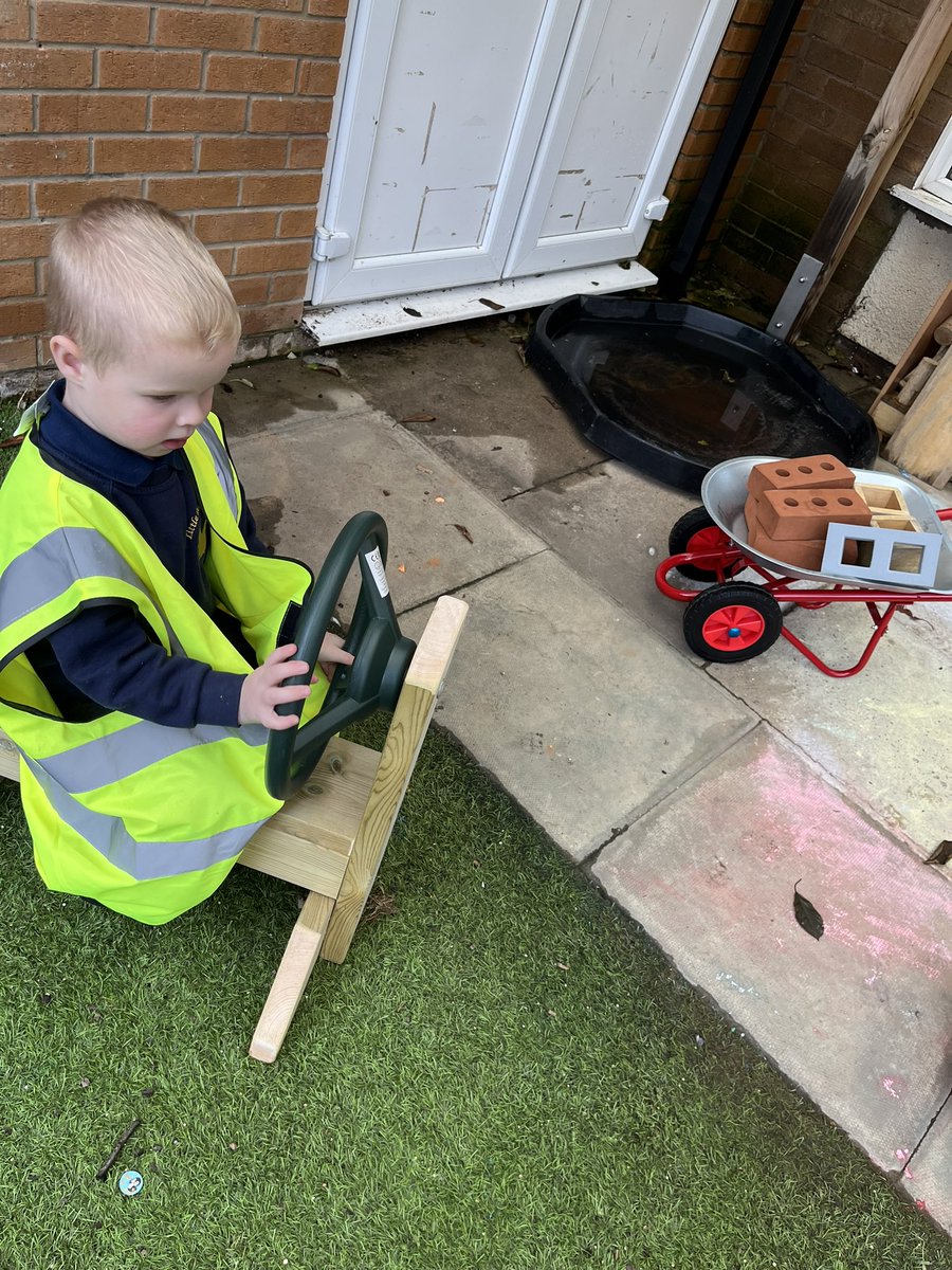 The children are absolutely loving our new construction area this morning 👷🏼‍♂️ we are transporting the sand using our diggers and moving blocks around to build using a wheelbarrow @InfinityAcad @WybertonPrimary