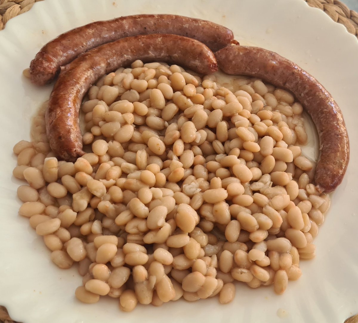 merjmat_'s tweet photo. #Aperitiu
#Amanida
#TomàquetGegant
#MongetesAmbSalsitxes
#Gana https://t.co/VuKpM0JhHA
