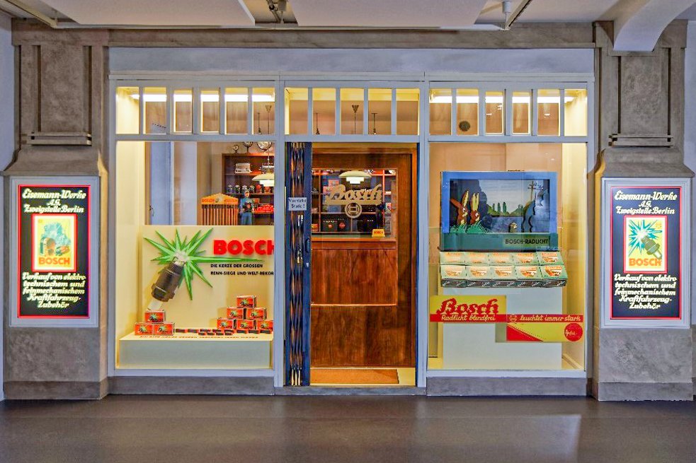 Besuch bei Robert Bosch GmbH mit sdw-Stipendiat:innen. Prof. Dr. Johannes Bähr beleuchtet Unternehmensgeschichte als akademisches Fach, Dietrich Kuhlgatz spricht über Social Media in der History Communication. Workshops zu Quellen. Diskussionen über Web-Inhalte. #Bosch #sdw #GUG