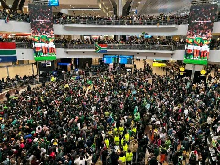 AfricaFactsZone's tweet photo. South Africa's Springboks receive hero's welcome at OR Tambo in Gauteng, after winning the 2023 Rugby World Cup.

Thousands of fans gathered to welcome the bunch of winners back to the country. https://t.co/rBwCYxLWGx