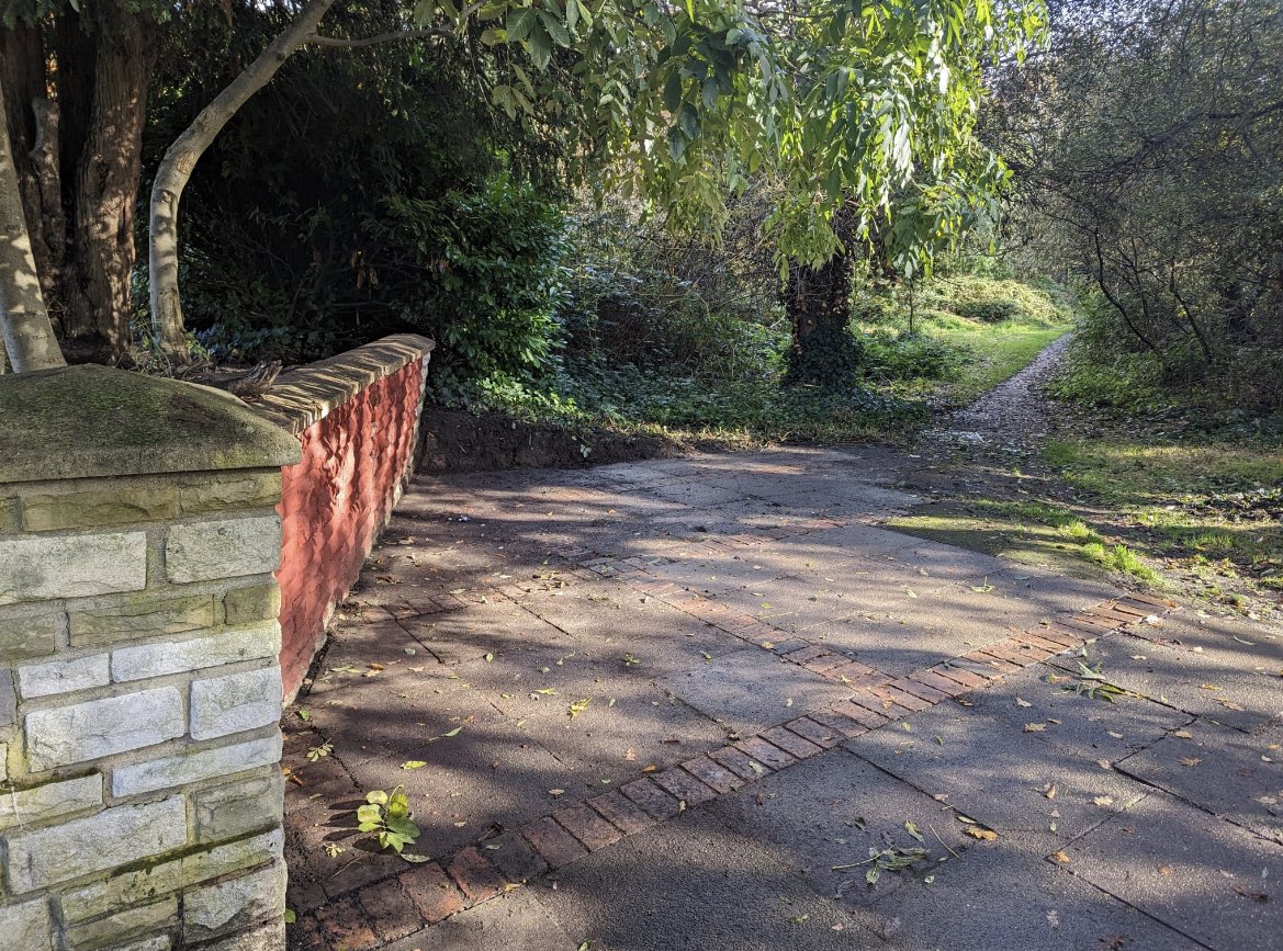 Volunteers from @SERASW16 and @NorburyHallPark have been working tirelessly to smarten up the park 🌳and pavements 🏘️ on the Scots Estate for all to enjoy! #Lovewhereyoulive #community @LoveNorburySW16 @CleanStreetsApp @Leila4Norbury @Litter3Norbury @Norburymums