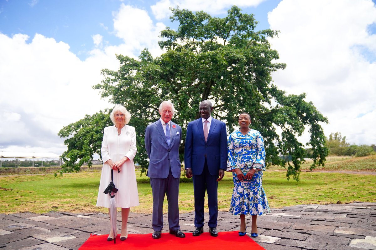 Their Majesties, the President and the First Lady view a Mũgumo (fig) tree in Uhuru Gardens. 🇬🇧 🇰🇪 The tree marks the spot where, on the night of December 12, 1963, Kenya celebrated its independence by lowering the Union Flag and raising the flag of Kenya.