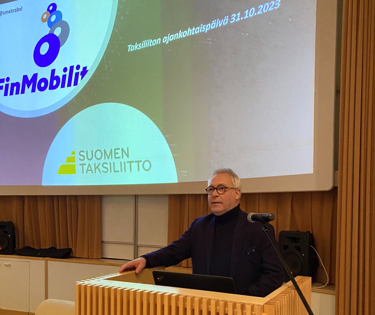 Suomen Taksiliitto (@taksiliitto) on Twitter photo ”Suomi on numeroiden valossa pieni, joten kokoaan suuremmaksi on pyrittävä aktiivisesti lukuisin eri keinoin”, FinMobilityn toimitusjohtaja Pasi Moisio kertoo EU-edunvalvonnasta ja painottaa yhteistyön merkitystä. #ajankohtaispäivä #taksiala <a href="/smetrabxl/">FinMobility</a> ”Suomi on numeroiden valossa pieni, joten kokoaan suuremmaksi on pyrittävä aktiivisesti lukuisin eri keinoin”, FinMobilityn toimitusjohtaja Pasi Moisio kertoo EU-edunvalvonnasta ja painottaa yhteistyön merkitystä. #ajankohtaispäivä #taksiala <a href="/smetrabxl/">FinMobility</a>