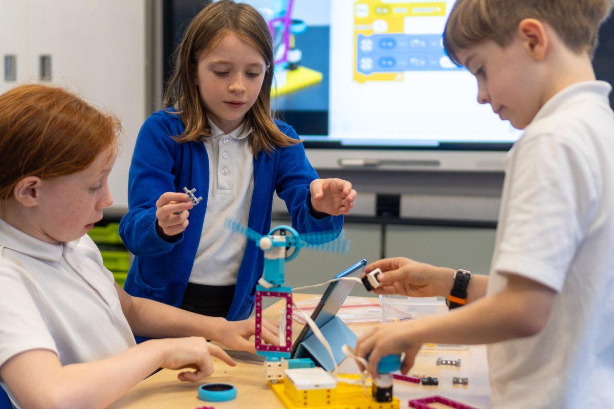 aveea_org's tweet image. We introduced our spike coding kits, and the creativity was off the charts! Students built fans, oscillated motors, and programmed controls, all underpinned by Scratch. Push a button, and voilà! 

#CodingForKids #STEMEducation #AveeaAcademy @HaringeyEduc @LEGO_Education
