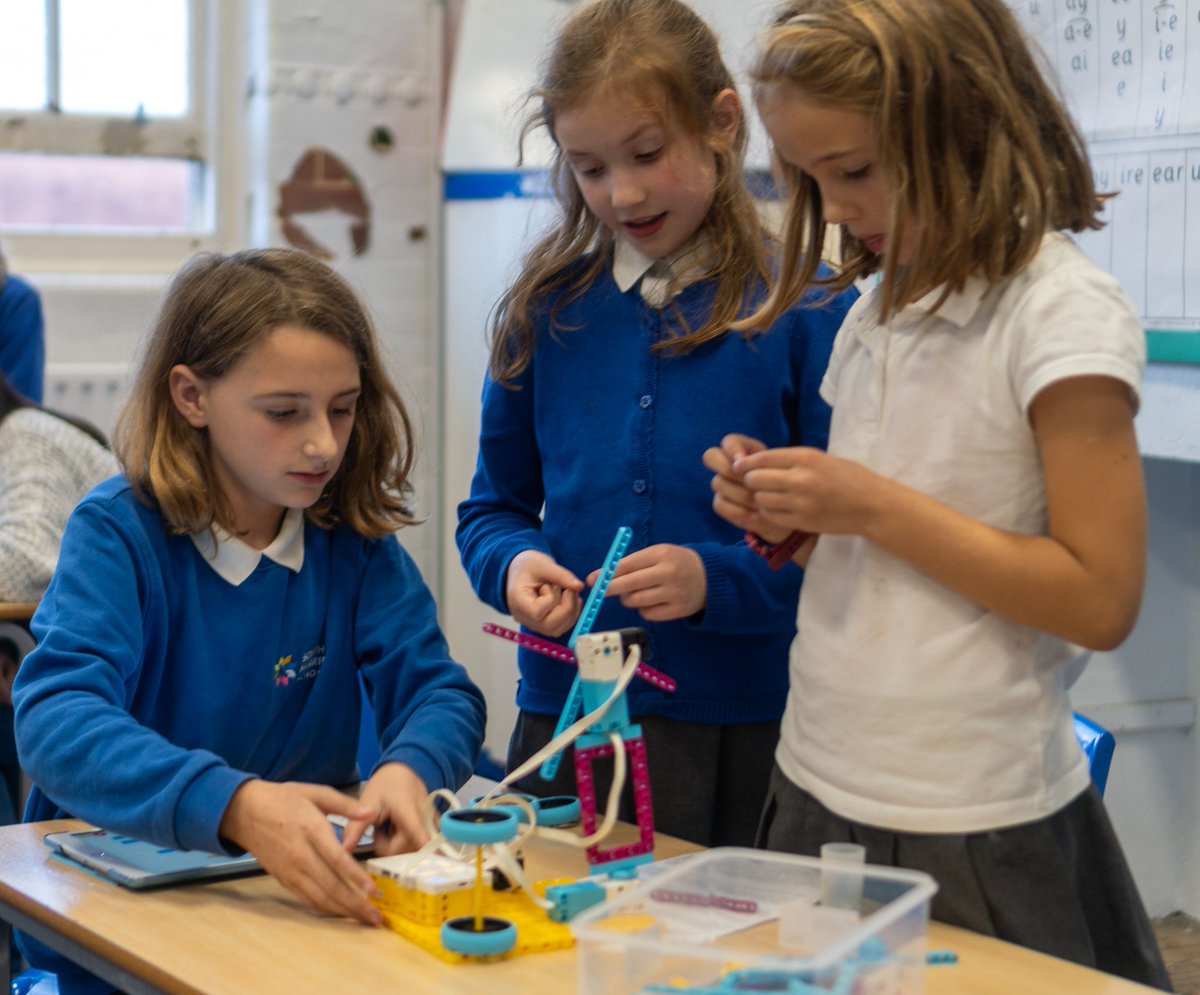 aveea_org's tweet image. We introduced our spike coding kits, and the creativity was off the charts! Students built fans, oscillated motors, and programmed controls, all underpinned by Scratch. Push a button, and voilà! 

#CodingForKids #STEMEducation #AveeaAcademy @HaringeyEduc @LEGO_Education