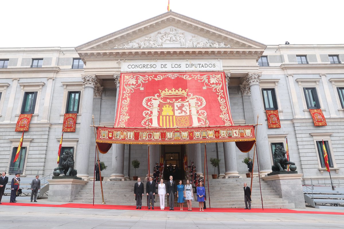 Hoy la Princesa de Asturias ha jurado la Constitución Española ante las Cortes Generales con motivo de su mayoría de edad.

#JuraConstituciónPrincesa

➡️casareal.es/ES/Actividades…