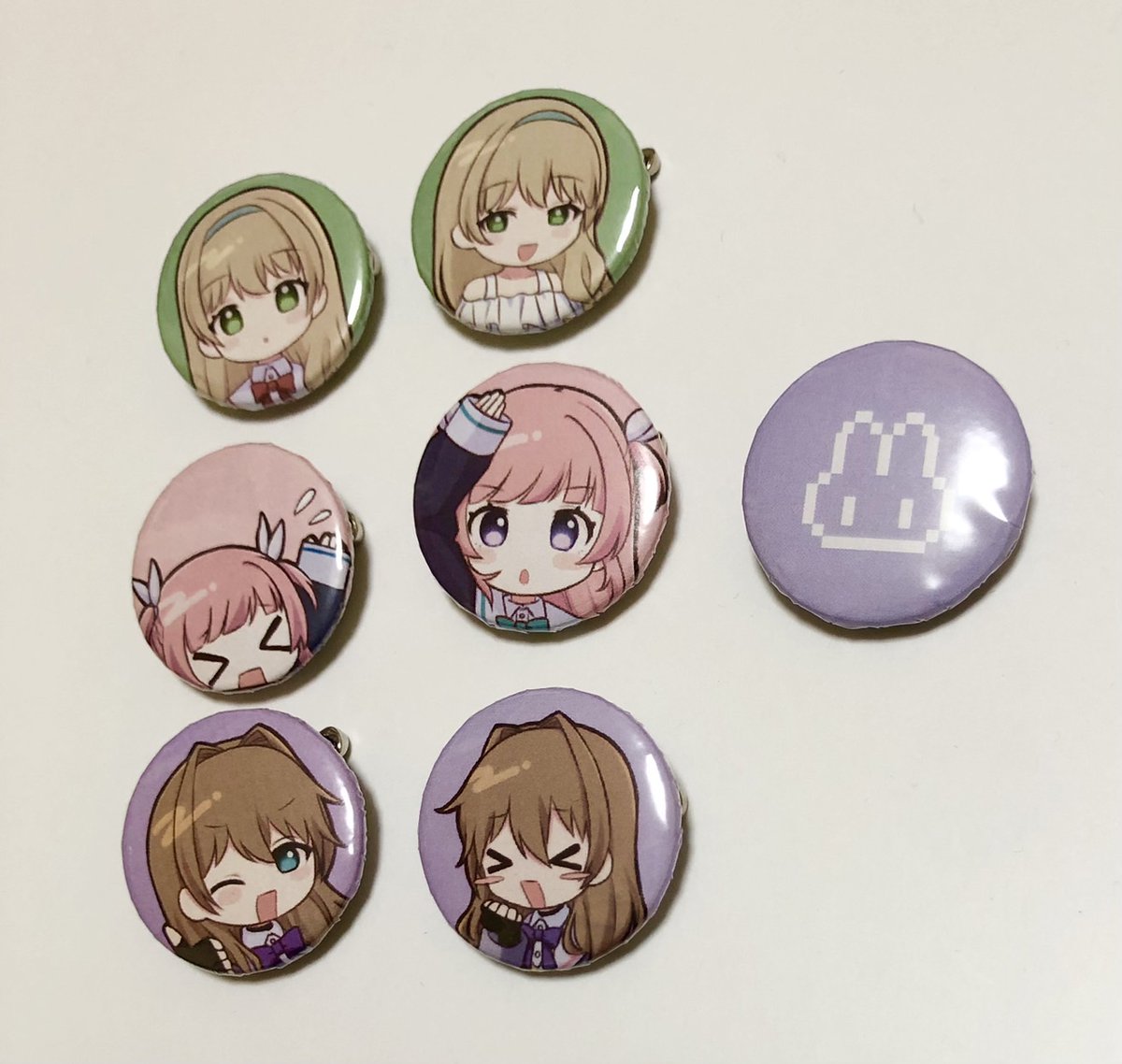 Azuki_Minagi's tweet photo. 展示会の缶バッジ制作体験に出したデフォルメイラストはそのうちLINEスタンプになる予定です🎶しばらく先になるとは思いますが販売できる状態になったらまた告知します！ https://t.co/yw9i2S7IKh