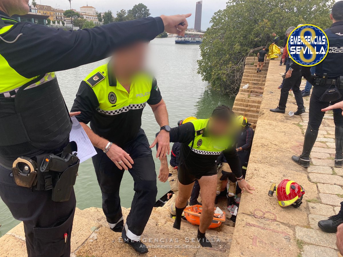 EmergenciasSev's tweet photo. 🔴12:00 h. @PoliciaSevilla ha salvado la vida de una mujer (50) al rescatarla del río, inconsciente, tras precipitarse desde el Puente de San Telmo #Sevilla
El apoyo de varios piragüistas ha sido fundamental.
Una vez estabilizada por #Bomberos y #E061 ha sido evacuada al Hospital para su asistencia.
Salvar una vida es la mayor recompensa a nuestro trabajo.
Enhorabuena compañeros.
#SeguridadCiudadana @Ayto_Sevilla