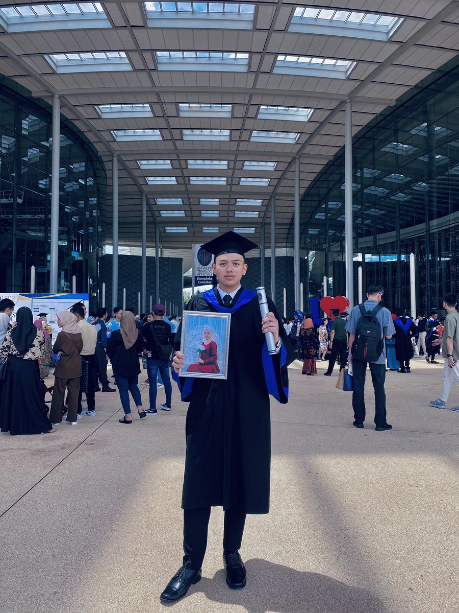 alip_pahmee's tweet photo. From foundation to undergraduate  You were there on each and every seconds. I would like to congratulate you on our graduation, couldn’t have done this w/o you. I’ll keep breathing with your name in my heart.

Al-Fatihah to my dearest Batrisyia Balqis, my guardian angel. https://t.co/dDnngnnkEc
