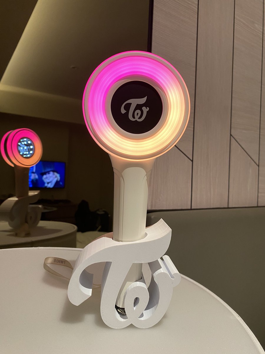 DGreatGin's tweet photo. Selling my Candy bong infinity with freebies and stand
Rfs: need funds
-More & more photocards
- What is love official Stickers
-Ready to be freebies ( bracelets, unofficial pcs, Ref magnet .
Dm for price and more info #TWICE #candybonginfinity https://t.co/os6H1fwQgU