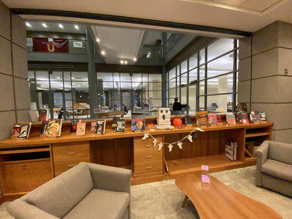 SchafferLibrary's tweet image. Happy Halloween! Be sure to stop by the current reading area for treats and to check out our spoOoOooOOooky book display. 👻