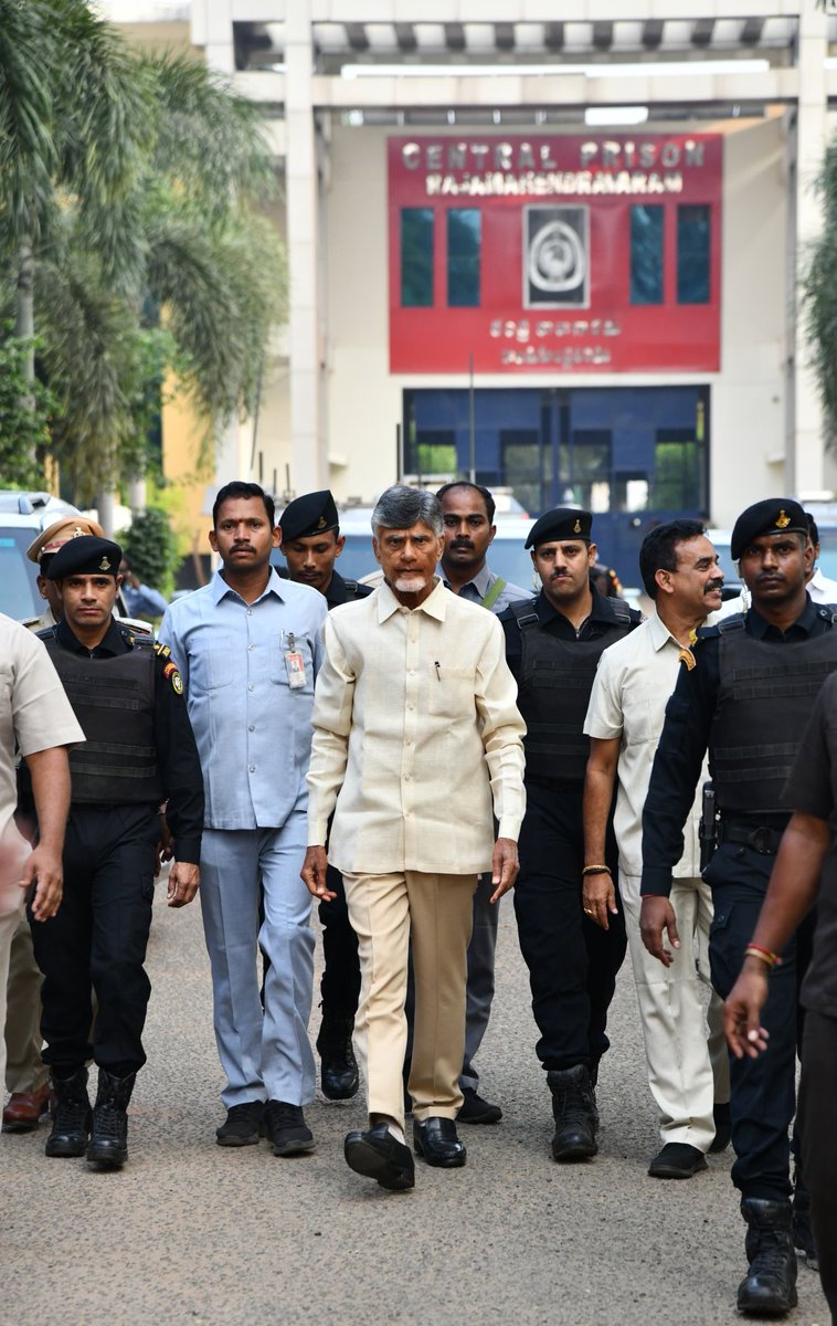 ఆ ఠీవి చెక్కు చెదరదు. ఆ అడుగు తడబడదు. నిజాయితీకి ఉన్న బలం అది.
#NijamGelavali
#SatyamevaJayate
#CBNSatyamevaJayate