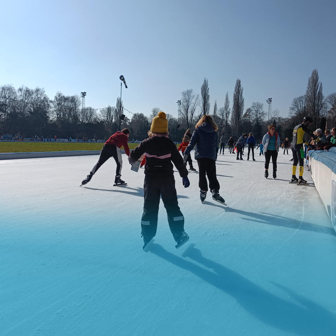 Laatste dag 10% korting op rittenkaarten en 1+1 kaartje gratis!

Koop je (ritten)kaarten via onze website en kom lekker schaatsen in de zon!