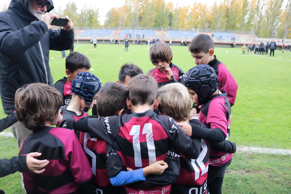 LeonRugbyClub's tweet photo. "¡Un día de rugby para los peques, lleno de pasión y diversión a tope! 🏉💥
Este sábado, con representación de la @frcyl, dio comienzo la #LigaASISACyL de canteras de rugby para los más pequeños, que lo pasaron de maravilla mostrando todo el esfuerzo que ponen día a día. https://t.co/QpdRJvzcLA