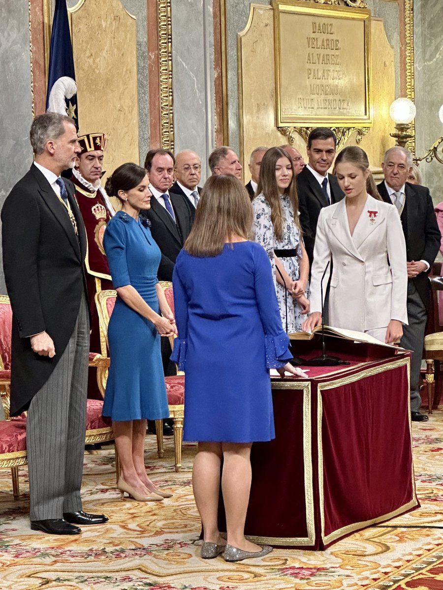 MIgualdadPinto's tweet photo. Jura de la Constitución Española de Su Alteza Real la Princesa de Asturias, doña Leonor.
#FELICIDADES ALTEZA 👑
#Mujer
#Princesa
#VivaEspaña🇪🇸🇪🇸 https://t.co/VliG7B5qna