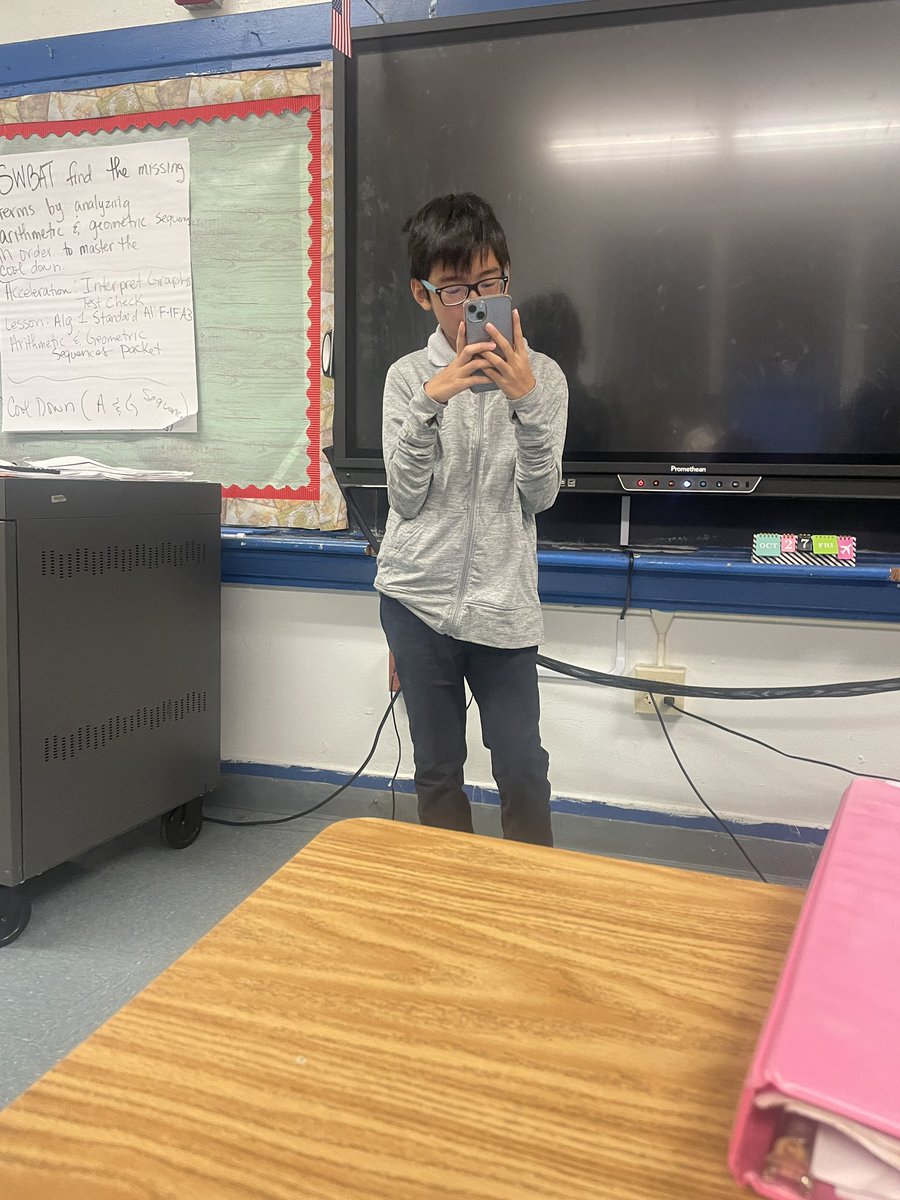 Me when my dude texting me :