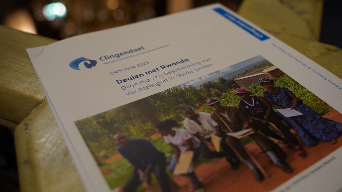 Clingendael Institute (@clingendaelorg) on Twitter photo 📢🆕 Clingendael Alert 📄 'Dealen met #Rwanda: Dilemma's bij bescherming van #vluchtelingen in derde landen'
<a href="/Monika_Sie/">Monika Sie Dhian Ho</a> & Francesco Mascini onderzochten welke rol Rwanda nu al speelt in vluchtelingenopvang en het doel en de effecten van een verdergaande deal, zoals het Verenigd 📢🆕 Clingendael Alert 📄 'Dealen met #Rwanda: Dilemma's bij bescherming van #vluchtelingen in derde landen'
<a href="/Monika_Sie/">Monika Sie Dhian Ho</a> & Francesco Mascini onderzochten welke rol Rwanda nu al speelt in vluchtelingenopvang en het doel en de effecten van een verdergaande deal, zoals het Verenigd