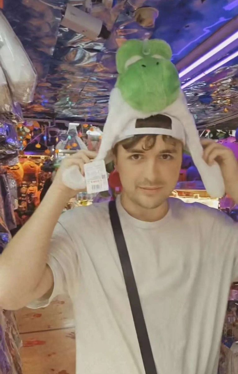 Hola 🎂
Hoy cumplo 30 🎈
Siento que pestañeé y pasé de los 20 a los 30 🥹

Les dejo una foto por Japón de hace nada 🫶🏼🩷