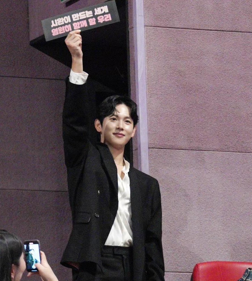 hunbunajib's tweet image. Siwan~ahhh!!! 
Do u know the smallest country in the world? the answer is my heart, coz the only resident is u  
#LAME #FORGETIT 😝