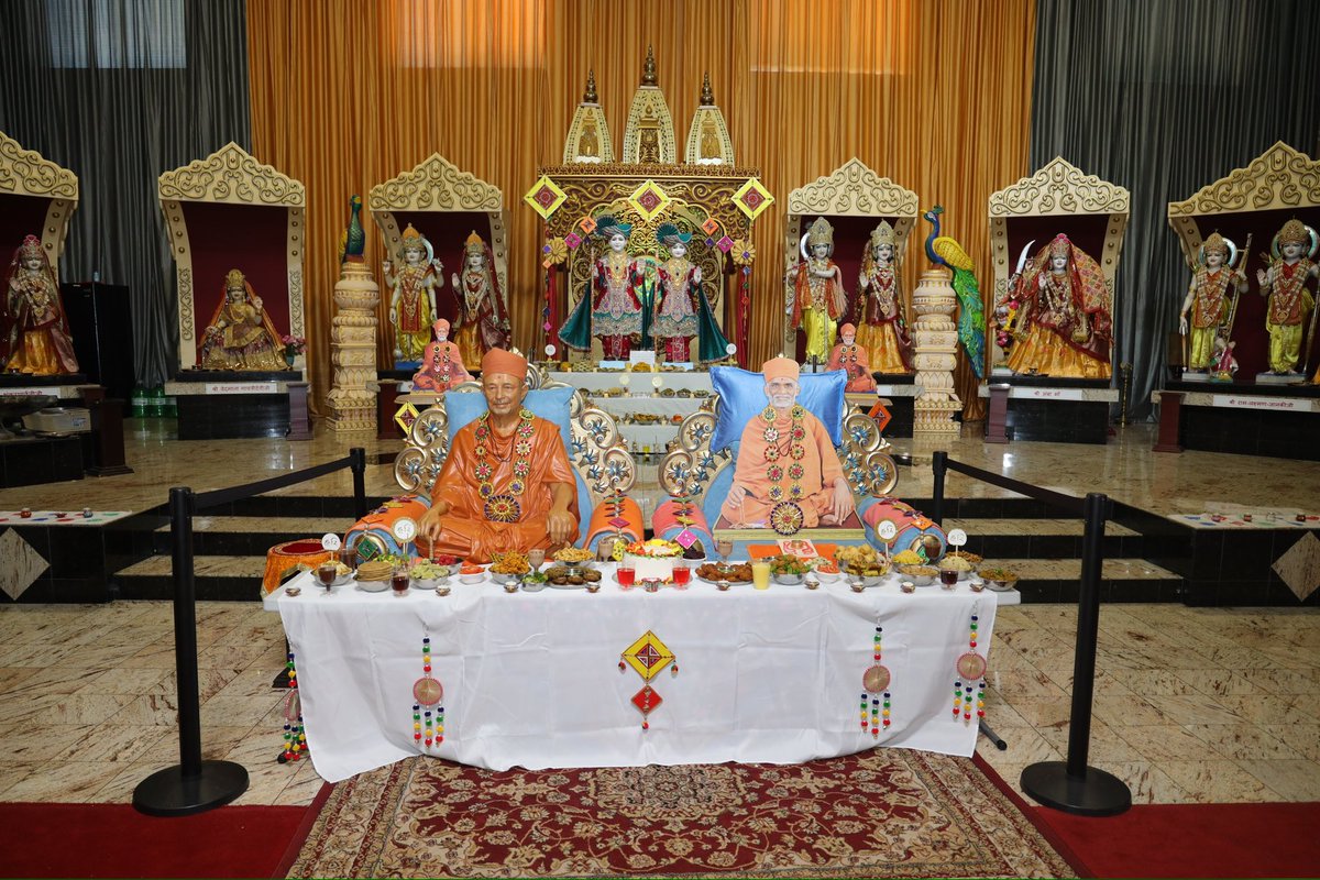 YDSCanada's tweet photo. 🌕✨ Vibrant moments from our Sharad Purnima celebration at the temple! Barrie mandal youths presented a moving drama on the life of Gunatitanand Swami Maharaj. 🎭 A beautiful blend of devotion and culture. #SharadPurnima @iHariPrabodham #TempleCelebration https://t.co/IPYhYzwBoI