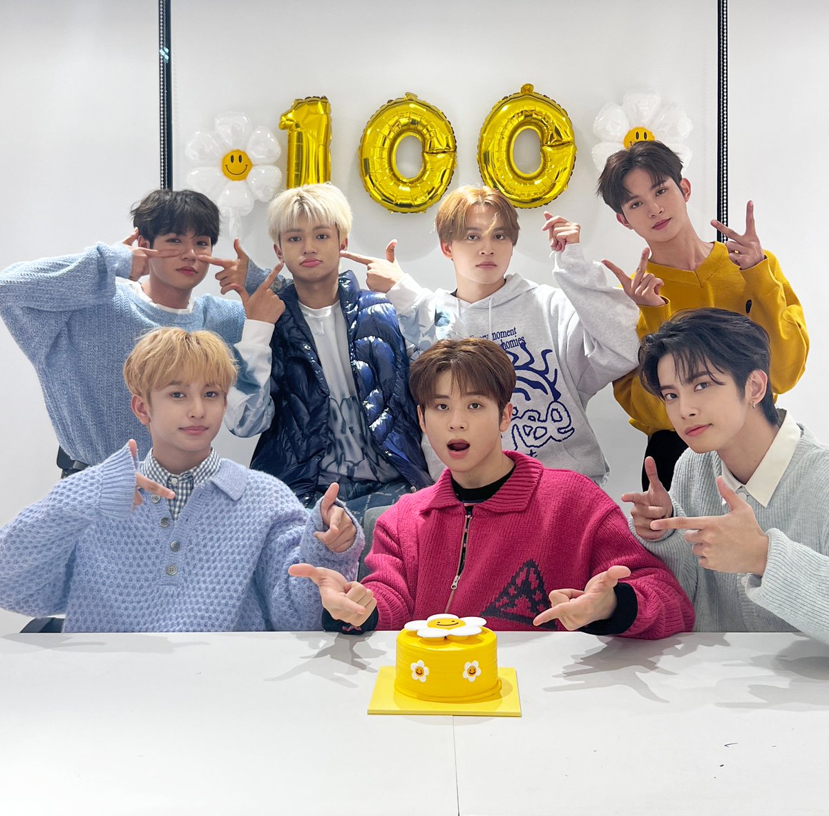 Thank you ANCHORS😘

#HORI7ON #호라이즌 #HORI7ON_DEBUT_100DAYS