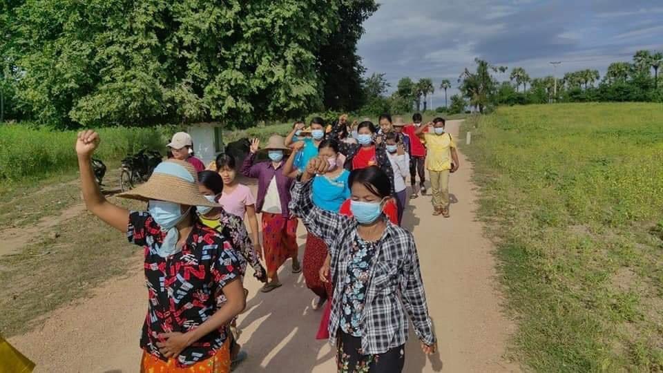 katycho22222's tweet photo. #Yinmarpin and #Salingyi coalition strike marched to show their rejection towards Military rules,despite Junta’s brutality.Nothing can stop our revolutionary spirit.
Be safe heroes.🙏🏽✊🏽💪🏽
#CrimesAgainstHumanity 
#WhatsHappeninglnMyanmar 
#2023Oct31Coup #WhatsHappeningInMyanmar https://t.co/m8xEPmyue2