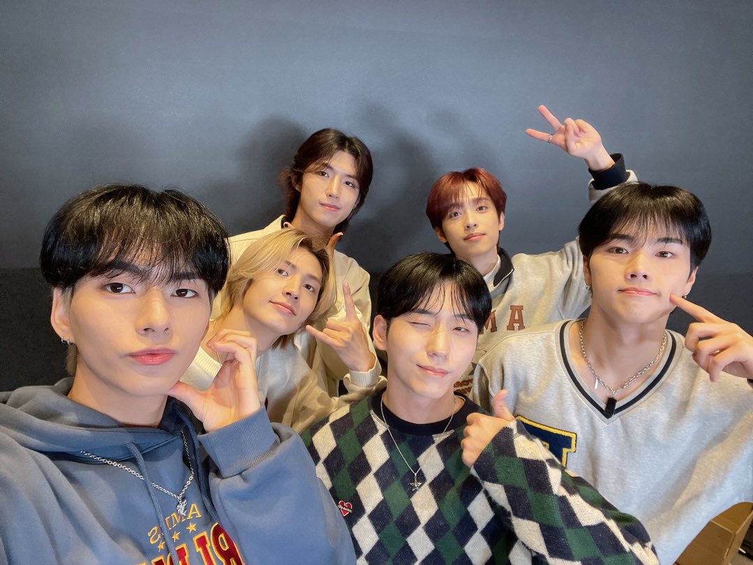 📸231031 Xdinary Heroes
<Livelock>
FAN SIGN / VIDEO CALL EVENT

10월의 마지막 날도 빌런즈와 함께🍂
빌런즈와 함께해서 포근한 밤이에요🤎

#XdinaryHeroes #엑스디너리히어로즈
#Livelock #Break_the_Brake
#WE_ARE_ALL_HEROES