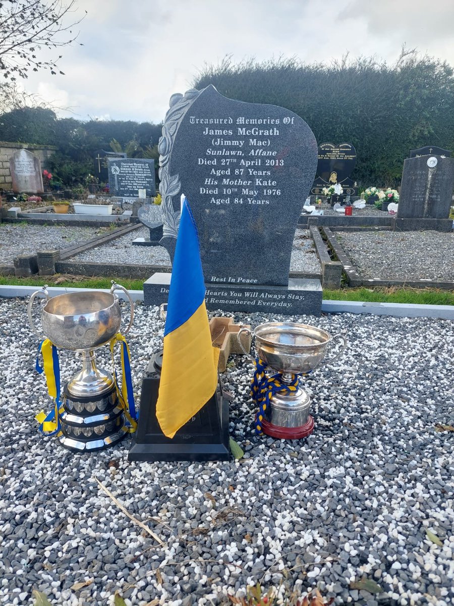 Captain David Cahillane with Club heroes of days gone by 🏆