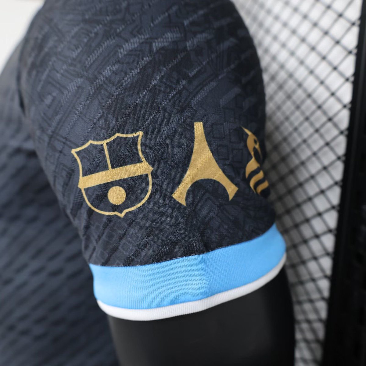 FCBPaul_'s tweet image. 🌕🐐 Pour célébrer le 8ème BALLON D'OR de Leo Messi, nous tirons au sort son maillot version GOAT : 
 
✅ RT + ❤️ + FOLLOW @Somhiseremfcb &amp;amp; @FCBPaul_ 

✍🏻 Plus de chances si tu mentionnes un ami 

🌏 Expédition à l'internationale grâce à
@TWairshop