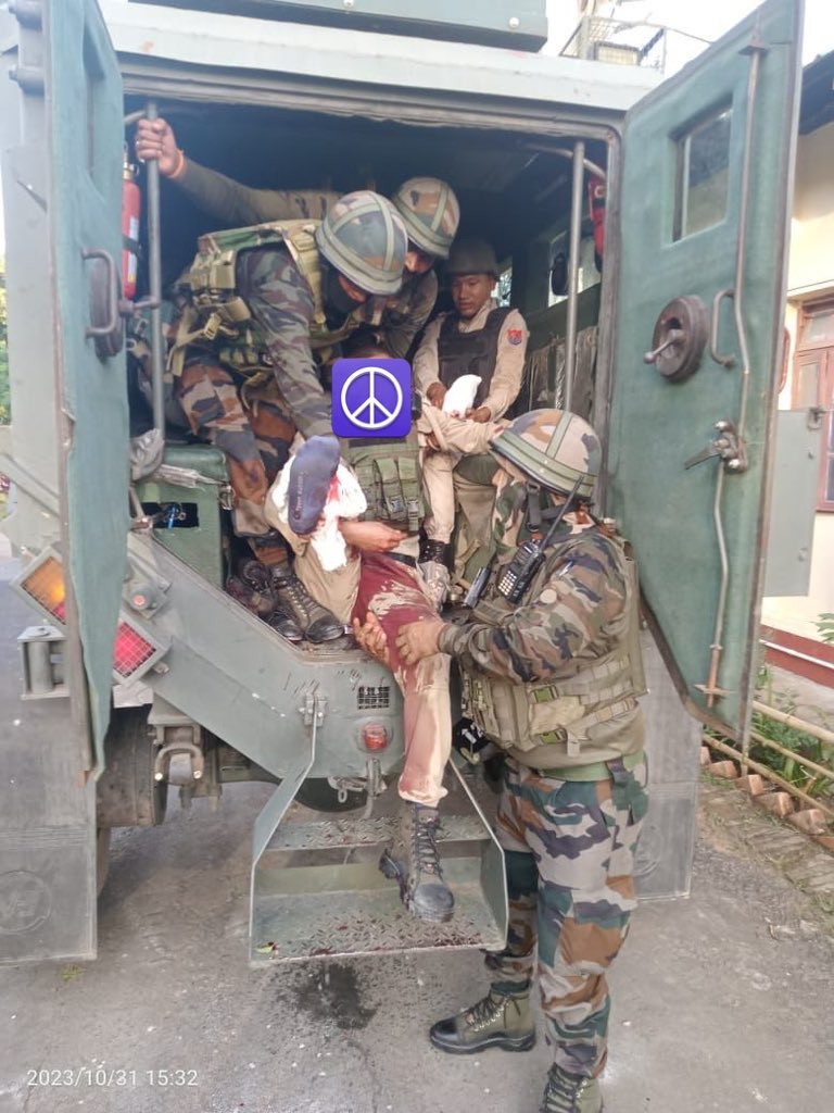 karanmaibam's tweet photo. Kuki Militants ambushed state police reinforcement convoy going towards Moreh at Senam village, which is around 46kms from Moreh. Two personnel of Manipur police sustained serious injuries and they are being treated at Raj Medicity. 

#KukiMilitants 
#ManipurViolence https://t.co/Iutd731cY9