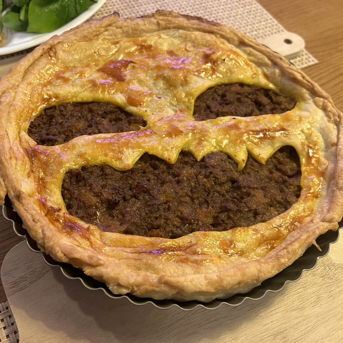 nokiek's tweet photo. 工作っぽいことがしたくて何年かぶりにパイを焼いた🥧
パイシート小さくて無理やり伸ばしてたらジャックの顔まで伸びちゃって幸せそうな顔になってしまった💦もっと邪悪な感じにしたつもりだったのに… https://t.co/8EfEQFge0j