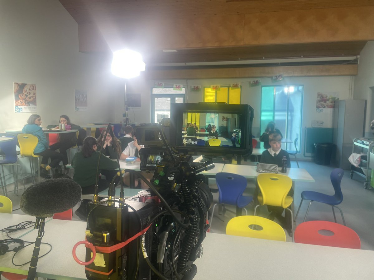 CreuCerddDrama's tweet photo. Cyfres newydd Bex yn dechrau Nos Wener yma ar S4C am 6.30yp. Penodau yn cael eu rhyddhau yn wythnosol, ond pob rhaglen ar gael ar S4C clic o Ddydd Gwener ymlaen! 🎬

Dysgwyr o Fl.10 a Bl.8 yn chwarae prif rannau a disgyblion @ysgolycreuddyn fel extras ym mhennod 7! ✨ https://t.co/2EdpfWB6nr