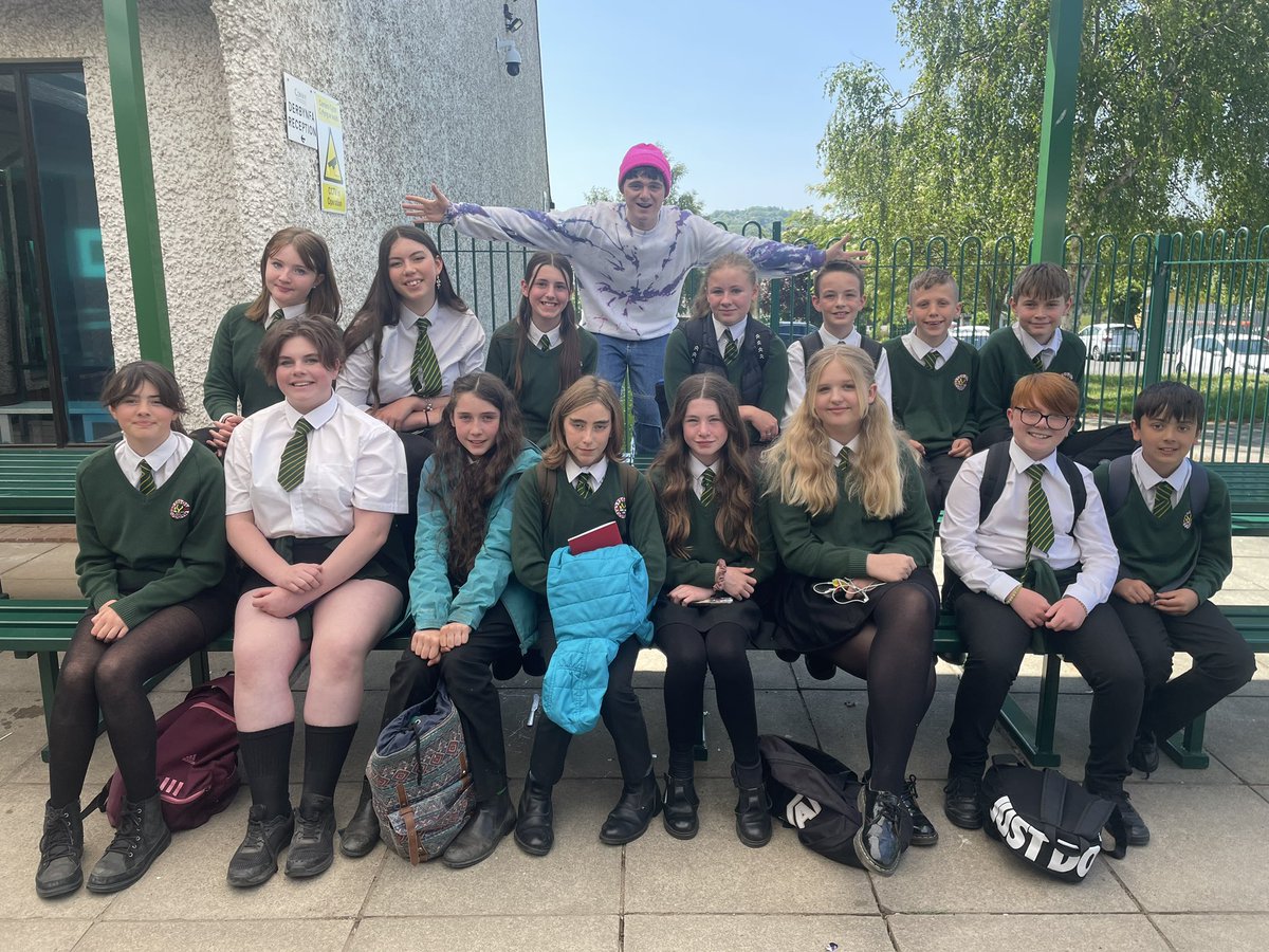 CreuCerddDrama's tweet photo. Cyfres newydd Bex yn dechrau Nos Wener yma ar S4C am 6.30yp. Penodau yn cael eu rhyddhau yn wythnosol, ond pob rhaglen ar gael ar S4C clic o Ddydd Gwener ymlaen! 🎬

Dysgwyr o Fl.10 a Bl.8 yn chwarae prif rannau a disgyblion @ysgolycreuddyn fel extras ym mhennod 7! ✨ https://t.co/2EdpfWB6nr