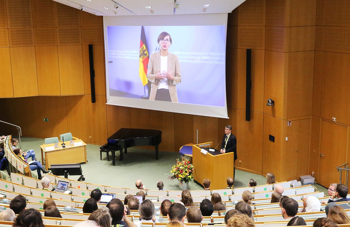 DKFZ (@dkfz) on Twitter photo Tag 2 des #dkfk2023 läuft. Nach der Begrüßung durch <a href="/_MichaelBaumann/">Michael Baumann, MD</a>, Anne-Sophie Mutter <a href="/Krebshilfe_Bonn/">Deutsche Krebshilfe</a>, Michael Ghadimi @DKG_Berlin und Grußwort von BM <a href="/starkwatzinger/">Bettina Stark-Watzinger</a> @BMBF_Bund geht es heute u.a. um die Themen Stoffwechsel & #Krebs und Mikrobiom & Krebs. <a href="/XgegenKrebs/">Nationale Dekade gegen Krebs</a> Tag 2 des #dkfk2023 läuft. Nach der Begrüßung durch <a href="/_MichaelBaumann/">Michael Baumann, MD</a>, Anne-Sophie Mutter <a href="/Krebshilfe_Bonn/">Deutsche Krebshilfe</a>, Michael Ghadimi @DKG_Berlin und Grußwort von BM <a href="/starkwatzinger/">Bettina Stark-Watzinger</a> @BMBF_Bund geht es heute u.a. um die Themen Stoffwechsel & #Krebs und Mikrobiom & Krebs. <a href="/XgegenKrebs/">Nationale Dekade gegen Krebs</a>