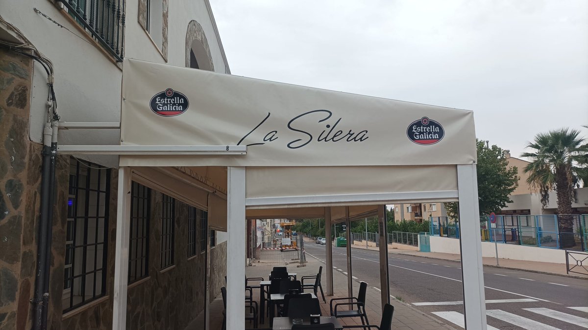 MasRotulo's tweet image. En esta ocasión trabajamos para "La Silera" en Villafranca de los Barros.
Hemos realizado una rotulación y colocación de faldón , además de rótulo de banderola y dentro de la barra PVC en negro mate de su logo.
Nueva imagen a tu local siempre es un acierto.