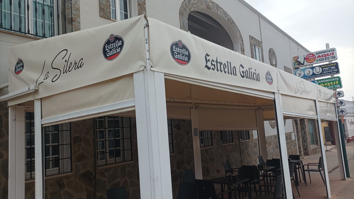 MasRotulo's tweet image. En esta ocasión trabajamos para "La Silera" en Villafranca de los Barros.
Hemos realizado una rotulación y colocación de faldón , además de rótulo de banderola y dentro de la barra PVC en negro mate de su logo.
Nueva imagen a tu local siempre es un acierto.