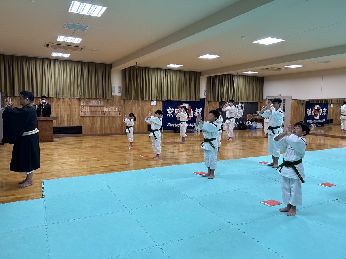 JunichiMii441's tweet photo. 今日は遅ればせながら達磨祭を���り行いました。凛とした空気で行う儀式は時にはいい刺激になるようです✨

その後、保護者の企画でハロウィンパーティー。何かしら企画してもらえるのは嬉しいことです🙏

一般の修練も今日は賑やかでした。

達磨祭に感謝です。

#少林寺拳法 #京都明珠道院 
#金剛禅 https://t.co/uo1J3hMoqe