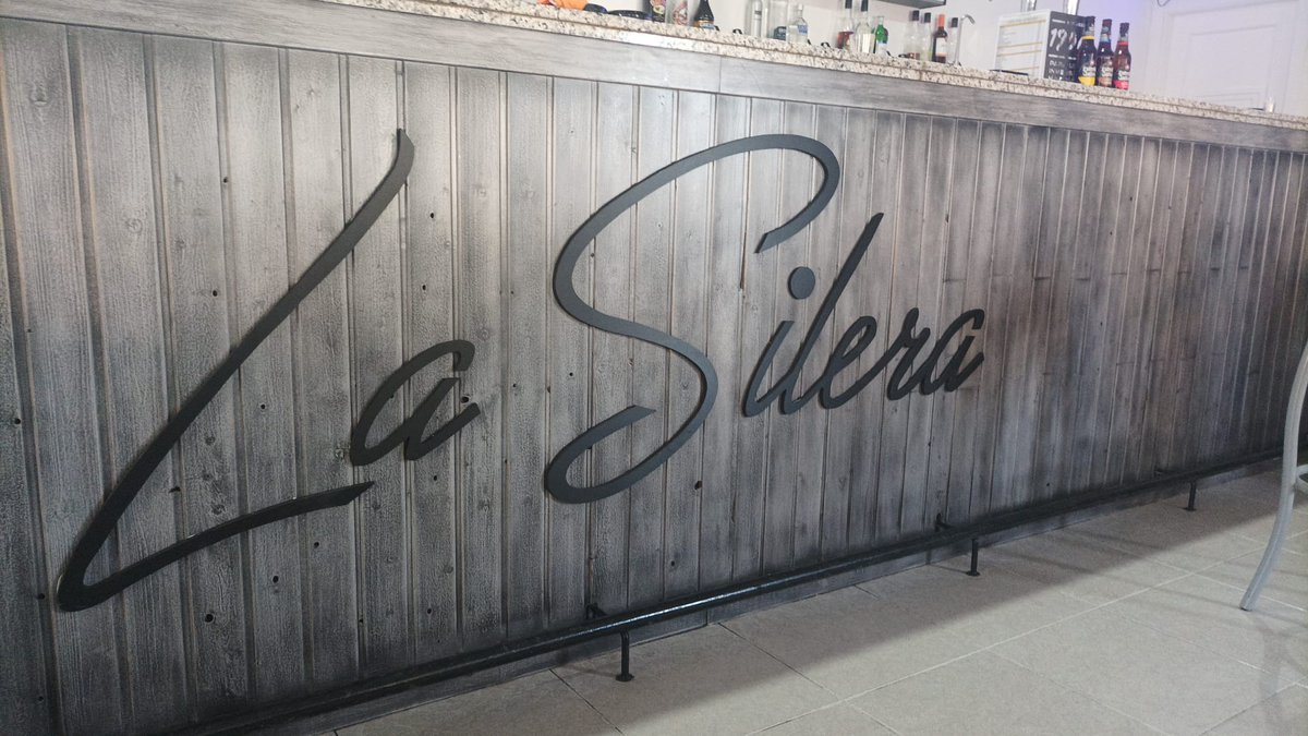 MasRotulo's tweet image. En esta ocasión trabajamos para "La Silera" en Villafranca de los Barros.
Hemos realizado una rotulación y colocación de faldón , además de rótulo de banderola y dentro de la barra PVC en negro mate de su logo.
Nueva imagen a tu local siempre es un acierto.