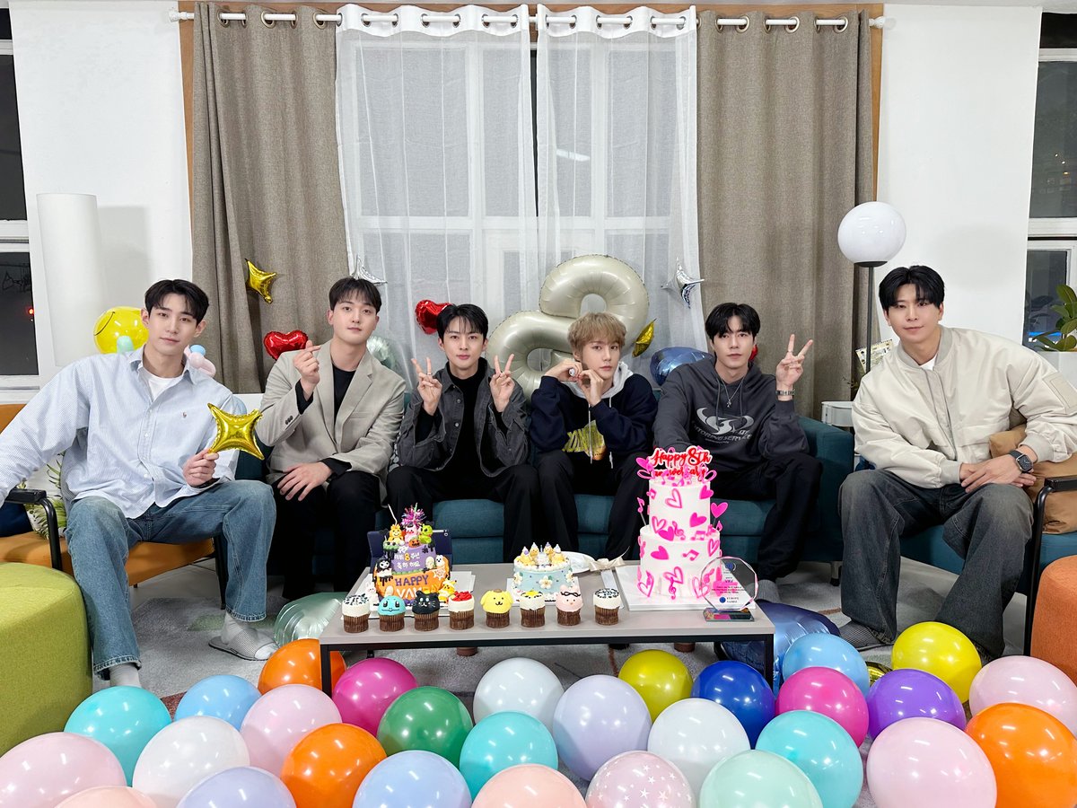[#TODAY_VAV] 231031
그동안고마웠어요
앞으로도잘부탁해
많이많이사랑해요
우리가만들어가는
뱀즈랑행복한추억
뱀즈바브영원하자

#VAV #브이에이브이
#HappyVAVDay #해피바브데이
#VAV8thAnniversary