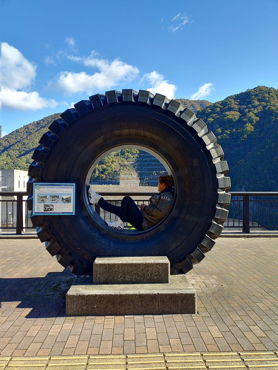 日曜日に岐阜にある徳山ダムにいってきました　人もあまり居なかったので　ちょっと零重力で浮遊してきたよw あとはダム建設時に使われてたトラックやタイヤの中でパシャリw