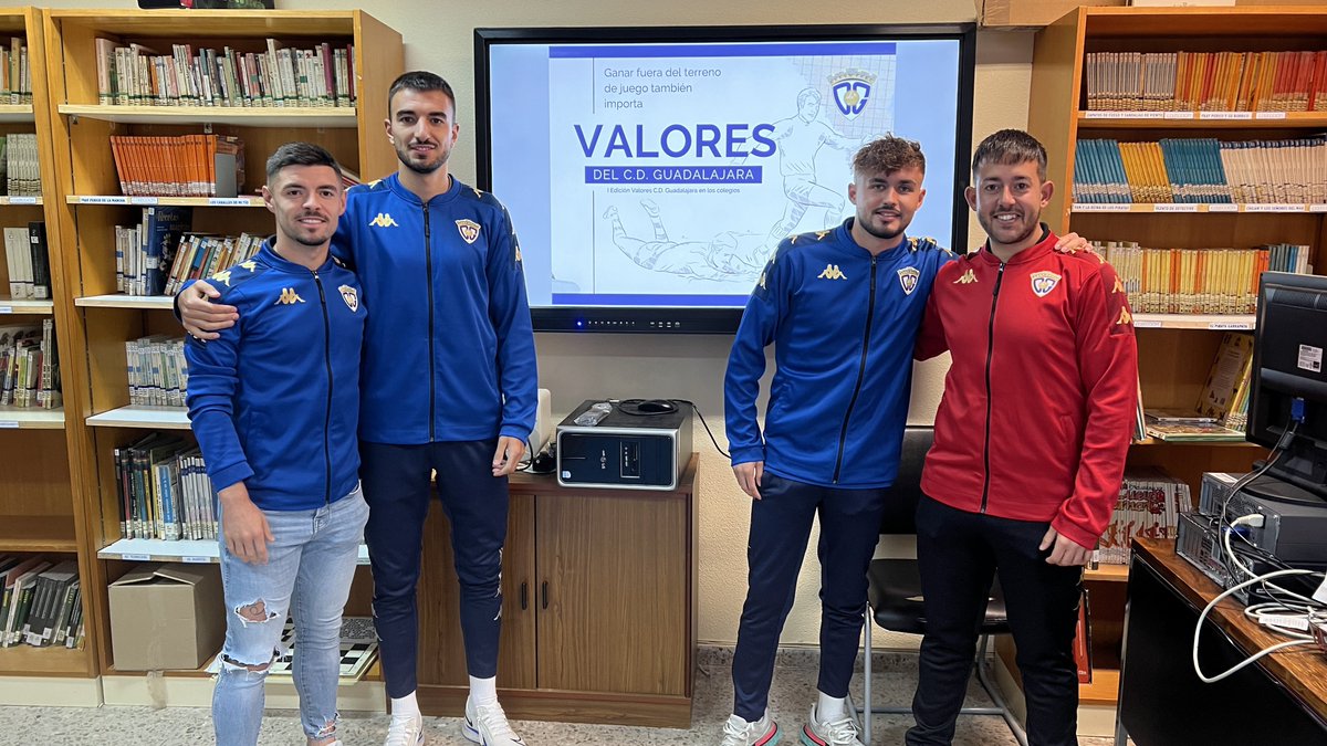 🫂Seguimos difundiendo la marca DÉPOR e inculcando deportivismo con la presentación de Valores del C.D. Guadalajara.

👏🏻Hoy los jugadores que han elegido venir en su día libre han sido <a href="/10cheki/">CHEKI 🇪🇸</a>, <a href="/FranSantano_/">Fran Santano</a>, <a href="/IvanRiveiro10/">Iván Riveiro Vallo</a> y el preparador de porteros <a href="/13AlexHernandez/">Alex Hernandez</a>.