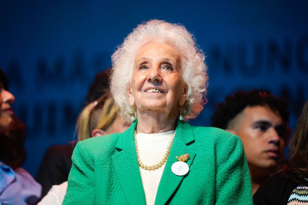 ceciliamoreauok's tweet photo. Si hablamos de democracia, hablamos de ellas. Maestras de la vida que con ternura y coraje nos enseñaron a luchar. 

Ayer tuve el honor de compartir junto a ellas y sus nietos el 46° aniversario de Abuelas de Plaza de Mayo. 

Gracias por ser el mejor ejemplo de dignidad y por permitirme acompañarlas en este día tan emocionante.