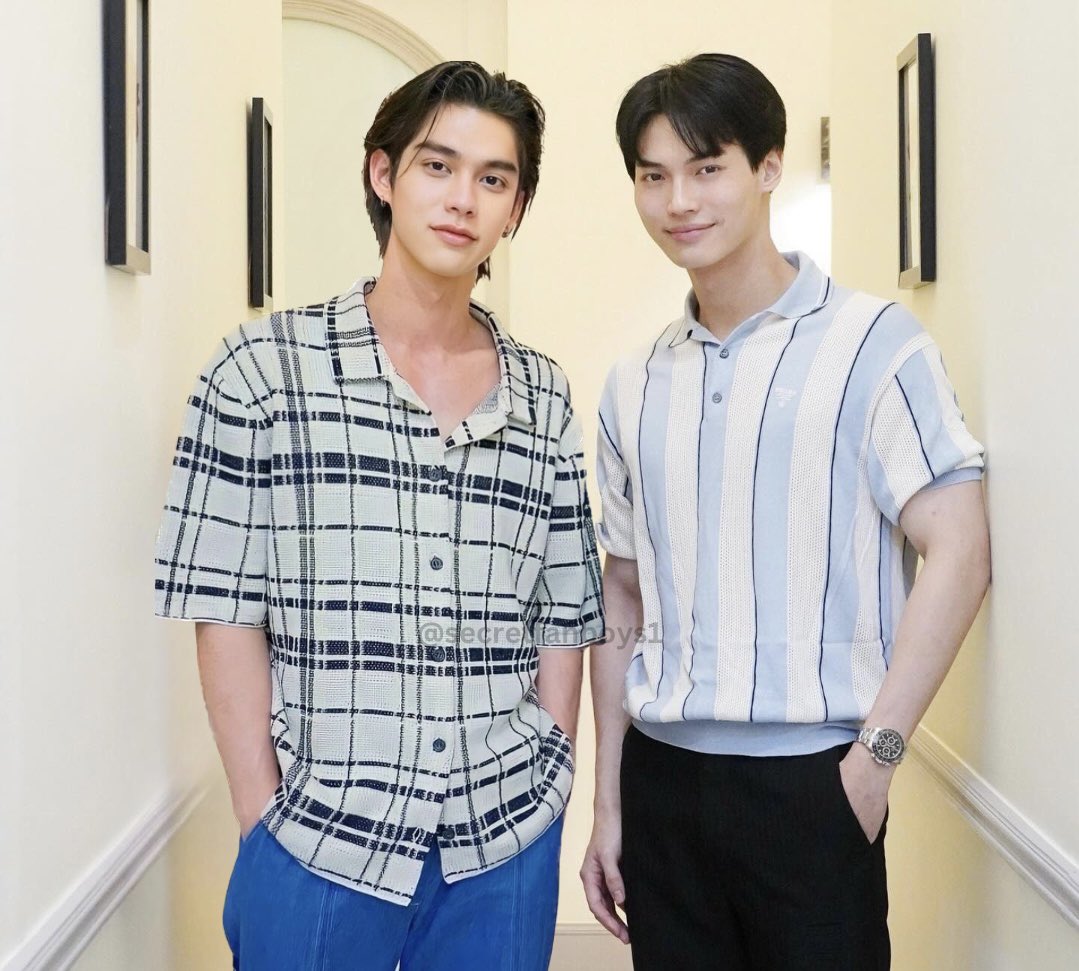mixi_who_writes's tweet photo. #ไบร์ทวิน AU where BenBen and TierTier don't want to share their daddy Win with anyone, esp not their elder sis Lottie's classmate Ame's father, Bright.
Bright was with their daddy all the time - carpooling to school, helping with the bake sale, even matching Halloween costumes? https://t.co/5EbmMYSG1g