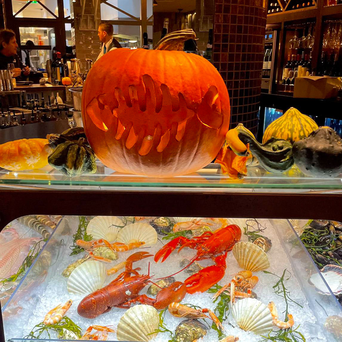 Happy Halloween from all of us at SOLE, we hope everyone has a frightfully good evening! 🎃 sole.ie #halloween2023 #halloween #pumpkincarving #dublincity #dublinrestaurant