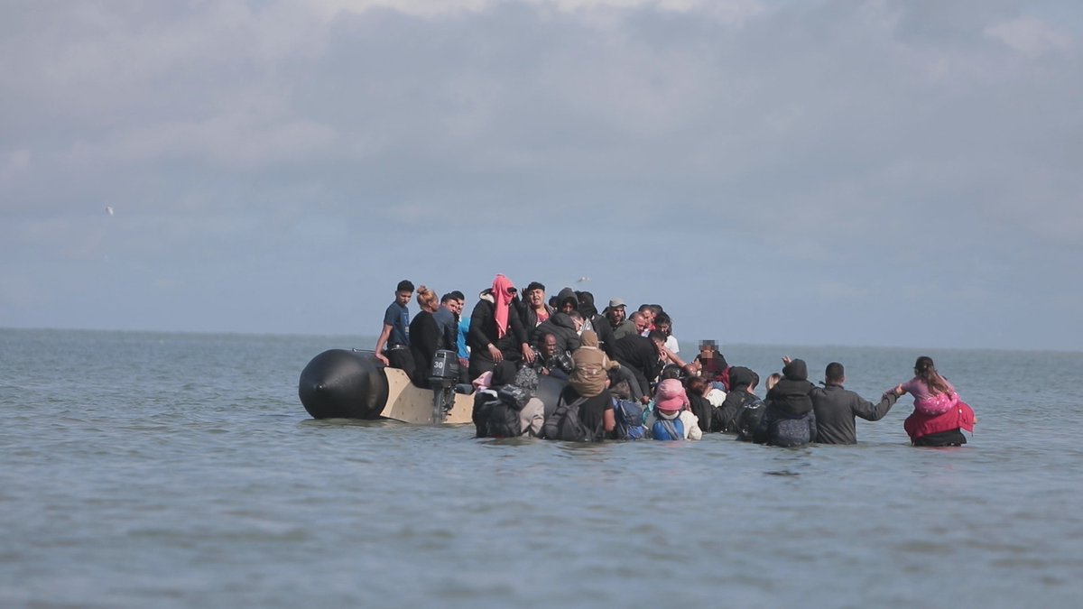 On est extrêmement fiers : "Les plages de l'embarquement", de Julien Goudichaud est diffusé ce jeudi sur <a href="/EnvoyeSpecial/">Envoyé spécial</a> <a href="/Francetele/">France Télévisions</a> 
Son reportage raconte 7 ans passés aux côté des réfugiés, leurs rapports avec les passeurs, et une traversée vécue de l'intérieur vers l'Angleterre