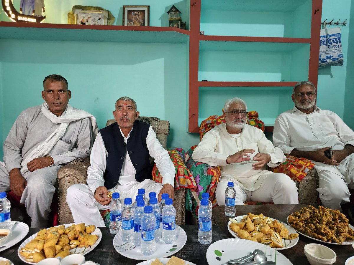 KanheriSombir's tweet photo. मार्केट कमेटी धारसूल में कार्यरत श्री रघुवीर सिंह जी के अपने पद से सेवा निवृत होने के मौके पे पहुँचे @RandhirTohana  जी उनसे मुलाकात की और अग्रिम जीवन के लिए शुभकामनाएं दी। https://t.co/83M7XgMRU9