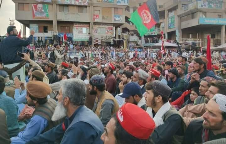 Obaidul36745879's tweet photo. د افغان کډوالو زورول ، د چمن پرلت په ملاتړ، 
 د پی ټی ایم بیګناه ملګري نورالله ترین، عیدرحمن وزیر، ګیله من وزیر، او زاکیم وزیر غير قانوني ځنداني کولو پر ضد په کويټه باچاخان چوک د پی ټی ایم ایم او قامي ګوندونو له اړخه تاریخي احتجاج
#releasenoorullahtareen 
#ReleasePTMAllActivists https://t.co/OMc2PkmLQG