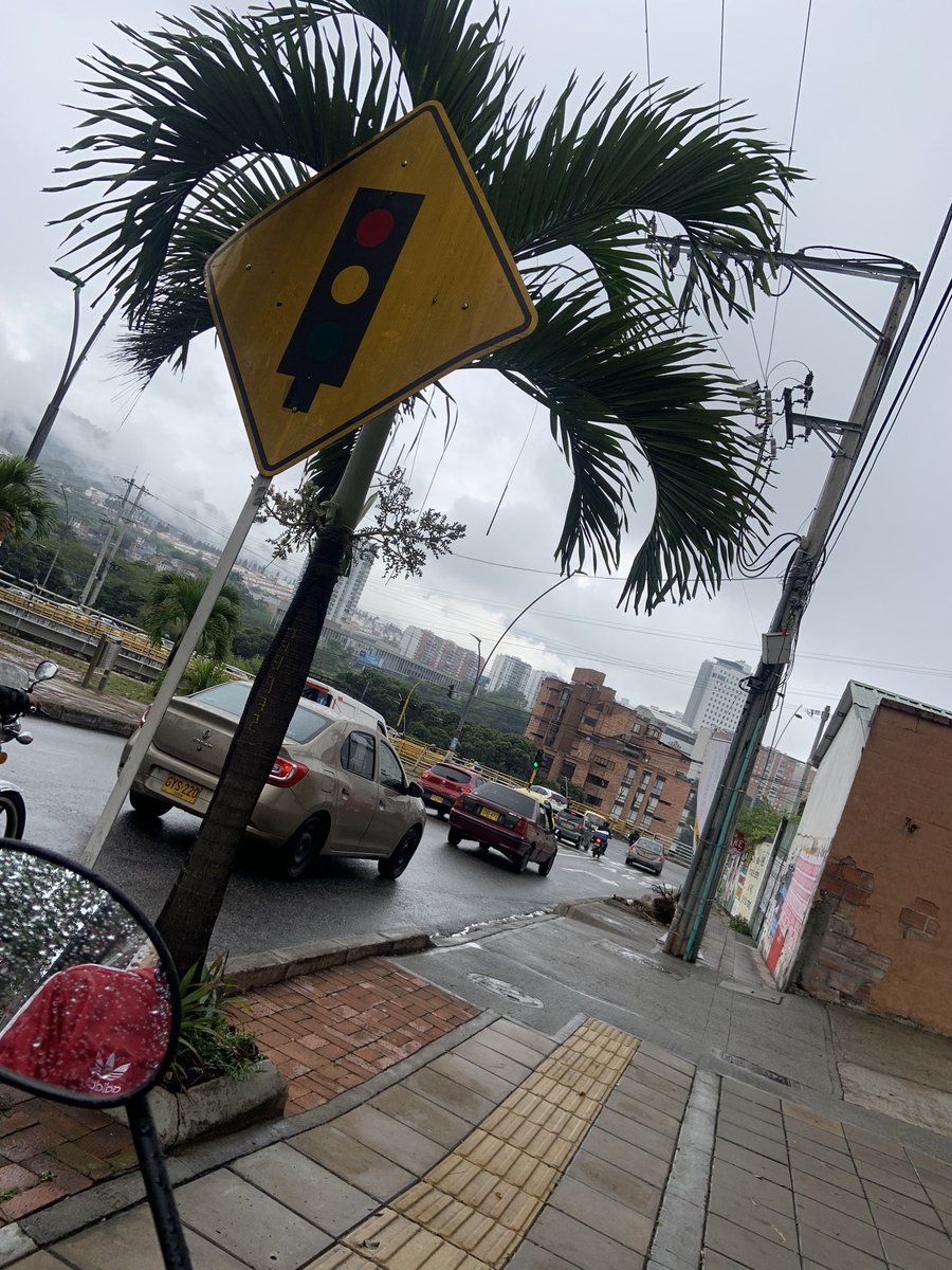 Uno se pone medio triste y hasta el cielo se pone a llorar😂, en fin la hipocresía.