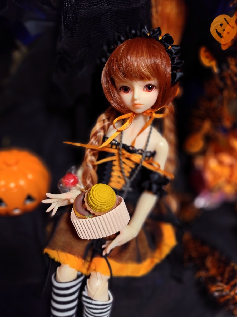 utsunashi's tweet photo. 今年もどうにかハロウィンだけは人形活動できた…

この子は何年か前にお迎えしたDoll Family-HのWen Xinちゃん♡
写真に撮ってみたらメイク薄いし、小道具は使いまわし😞

#ドールでハロウィン
#dollfamilyh
#bjddoll https://t.co/Wcf0aMxPBt