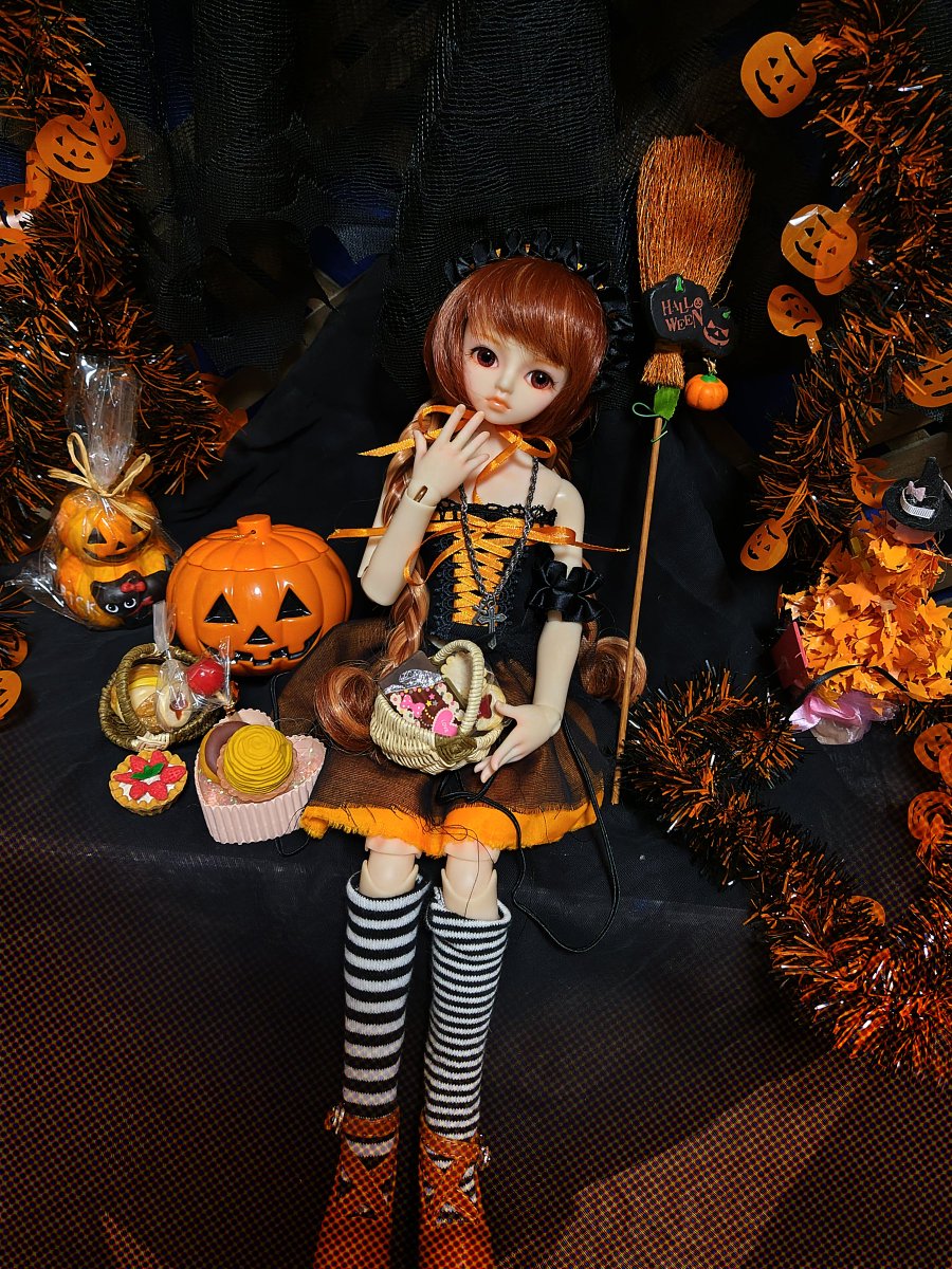 utsunashi's tweet photo. 今年もどうにかハロウィンだけは人形活動できた…

この子は何年か前にお迎えしたDoll Family-HのWen Xinちゃん♡
写真に撮ってみたらメイク薄いし、小道具は使いまわし😞

#ドールでハロウィン
#dollfamilyh
#bjddoll https://t.co/Wcf0aMxPBt